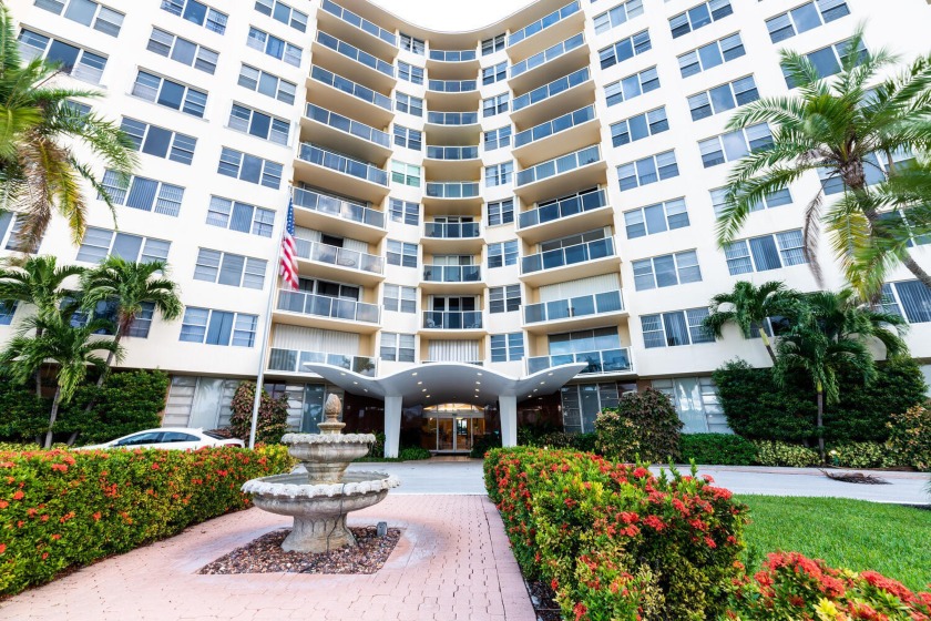 With easterly and westerly exposure, this 2BRD/2BTH corner apt - Beach Condo for sale in West Palm Beach, Florida on Beachhouse.com