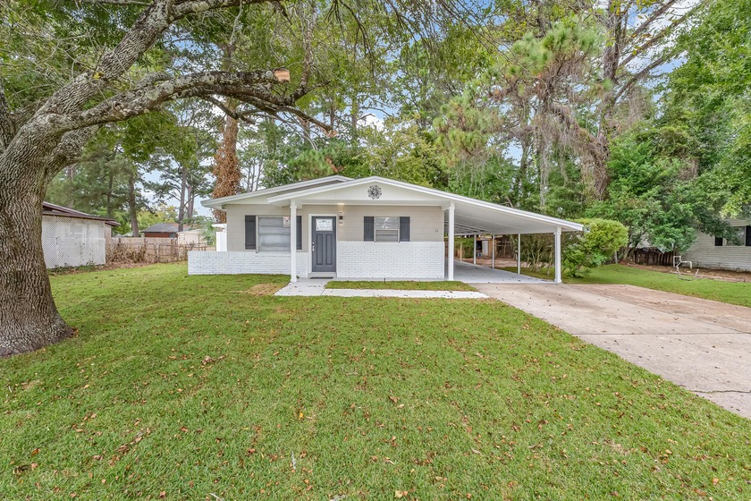 Welcome to 12 Memorial Parkway NW, a beautifully updated Mid - Beach Home for sale in Fort Walton Beach, Florida on Beachhouse.com