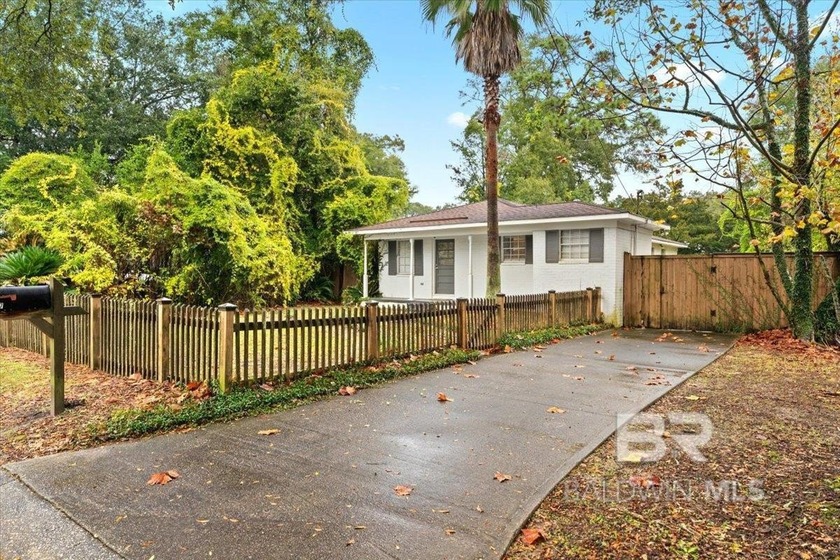This cute and comfortable 3 bedroom, 2 bath home is in an - Beach Home for sale in Fairhope, Alabama on Beachhouse.com