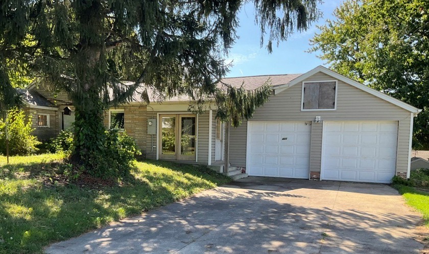Calling all flippers, investors and handy individuals! This - Beach Home for sale in Erie, Pennsylvania on Beachhouse.com