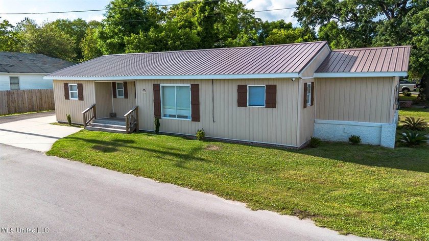 Being sold fully furnished!! This lovely four-bedroom - Beach Home for sale in Gulfport, Mississippi on Beachhouse.com