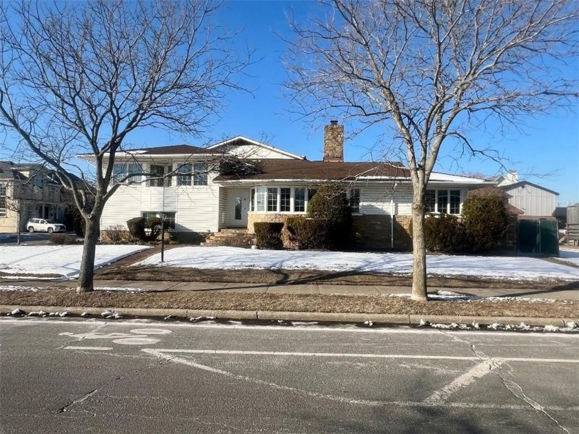 This expansive 7-bedroom, 5-bathroom home offers the perfect - Beach Home for sale in Neponsit, New York on Beachhouse.com