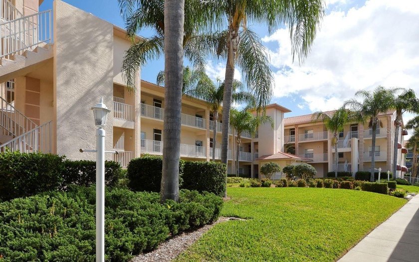 Live the country club lifestyle in this tastefully updated condo - Beach Condo for sale in Sarasota, Florida on Beachhouse.com