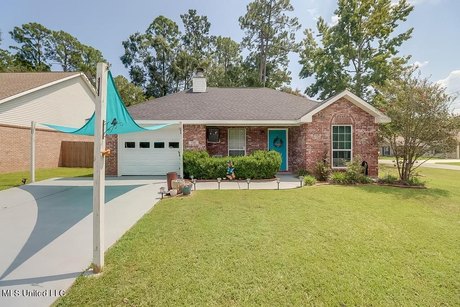 Your next home awaits you!! This house is impeccably kept on a - Beach Home for sale in Diamondhead, Mississippi on Beachhouse.com