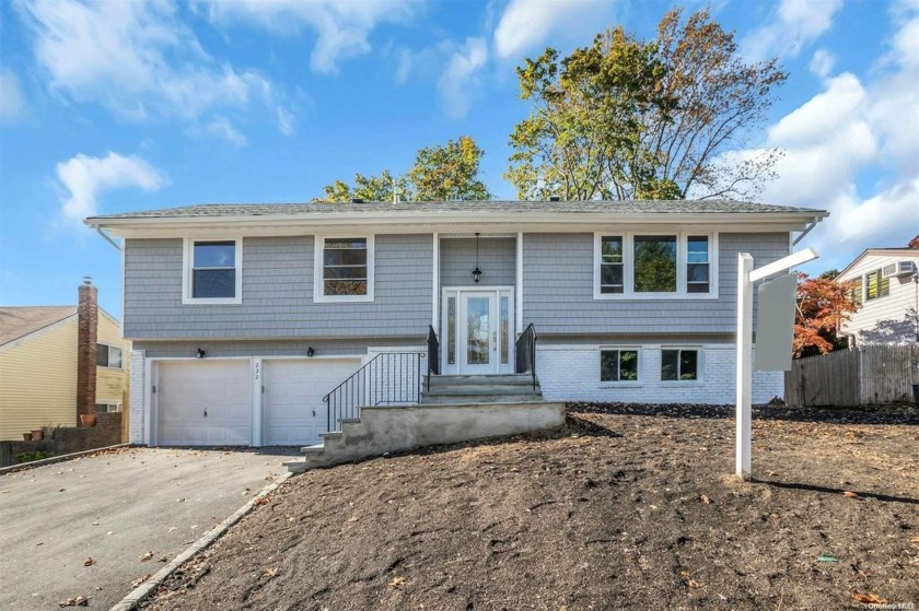 Spacious, Spectacular & Stunning Home offering Soaring Ceilings - Beach Home for sale in Glen Cove, New York on Beachhouse.com