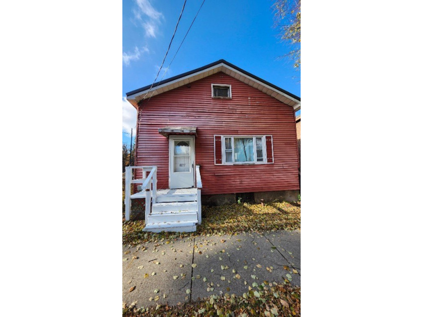 Opportunity on Walnut Street. This property needs work, but the - Beach Home for sale in Erie, Pennsylvania on Beachhouse.com