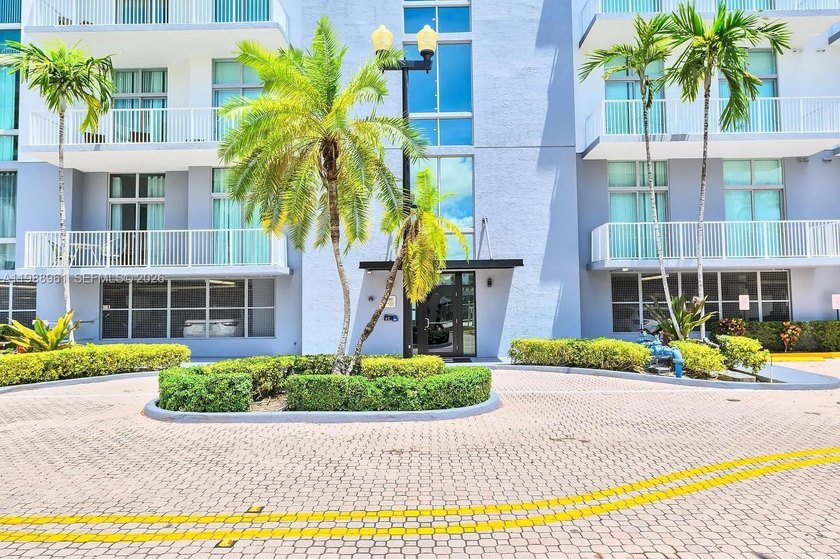 Beautiful corner loft-style 1BR/1BA residence in the heart of - Beach Condo for sale in Hollywood, Florida on Beachhouse.com