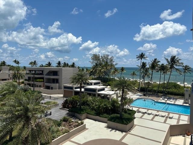 Immaculate 2/2 unit with ocean and pool views! Interior features - Beach Condo for sale in Key Biscayne, Florida on Beachhouse.com