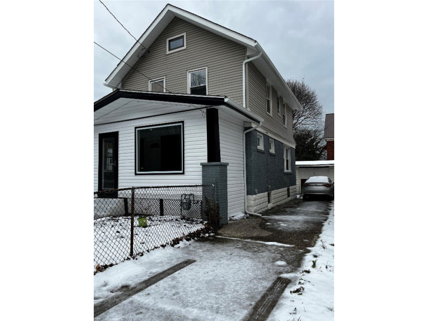 Newly remodeled 3 bed/1 bath lower west side home. Brand new - Beach Home for sale in Erie, Pennsylvania on Beachhouse.com