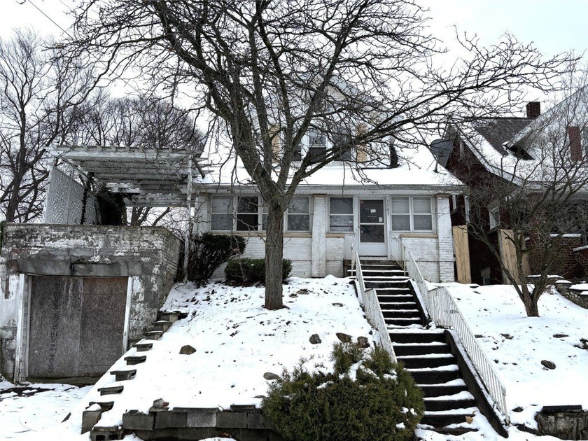 Three bedroom, 2.5 bath home on Erie's upper East side. Large - Beach Home for sale in Erie, Pennsylvania on Beachhouse.com