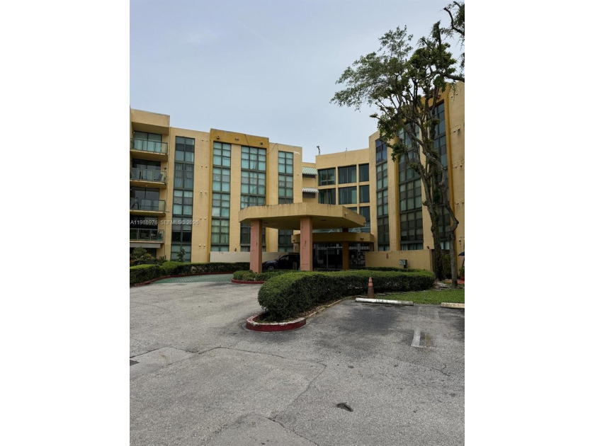 Spacious 3BR/2BA Condo Move-In Ready! Beautiful and - Beach Condo for sale in Miami, Florida on Beachhouse.com