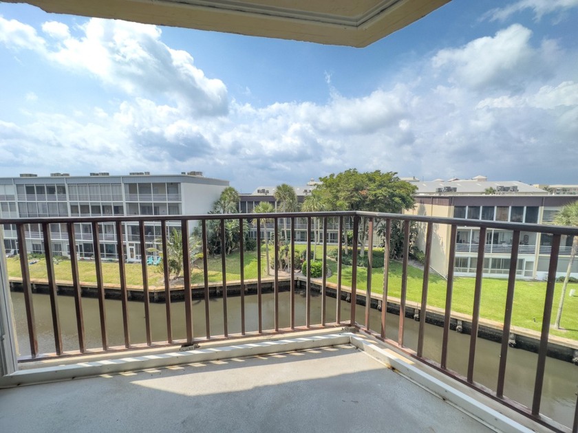 OUTSTANDING  PRIVATE CORNER END UNIT WITH CONVENIENT FLOOR PLAN - Beach Condo for sale in Lantana, Florida on Beachhouse.com