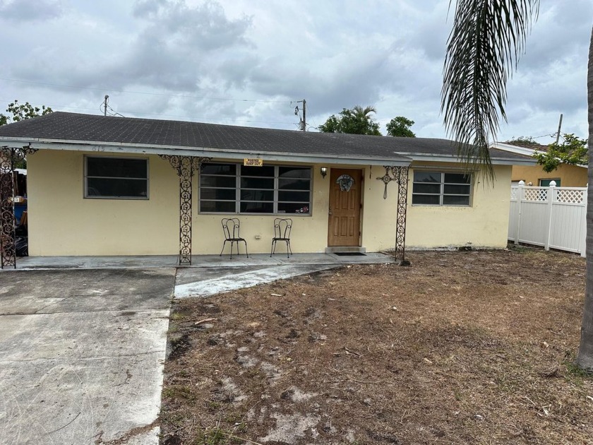 Handyman / Investor Special - CASH ONLY (no financing) Property - Beach Home for sale in Lantana, Florida on Beachhouse.com