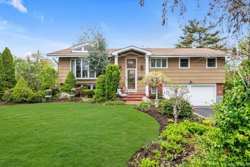 Beautifully maintained home located on a private and quiet - Beach Home for sale in Great Neck, New York on Beachhouse.com