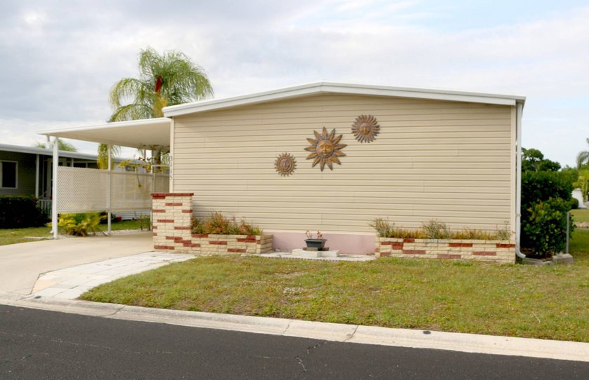 Fantastic lake front 1-very large master bedroom 1.5-bath - Beach Home for sale in Sarasota, Florida on Beachhouse.com