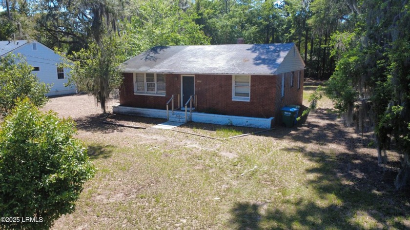 This 3-bedroom, 1-bathroom cottage is brimming with opportunity - Beach Home for sale in Port Royal, South Carolina on Beachhouse.com