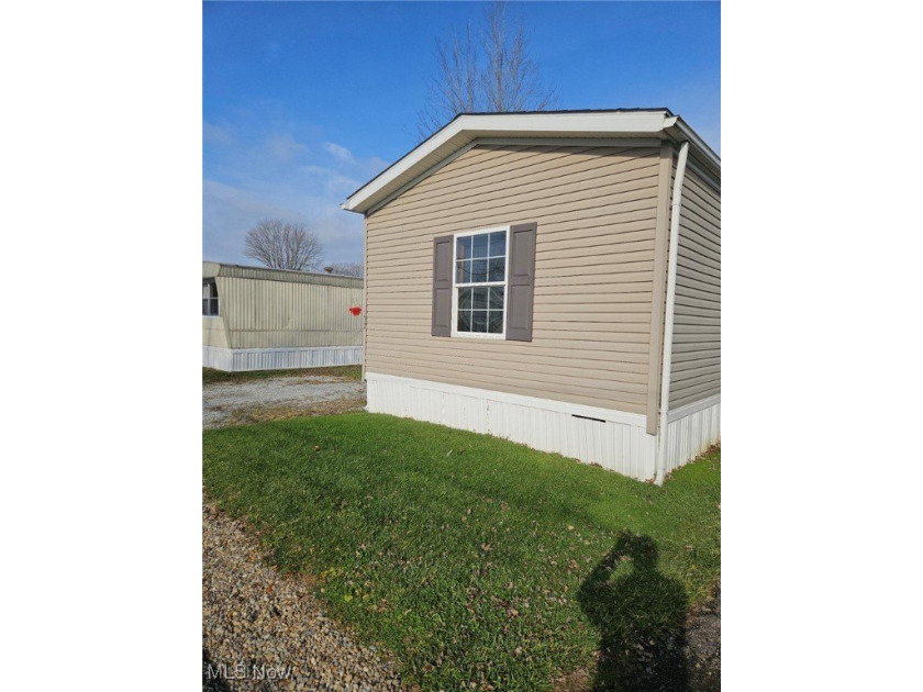 Welcome to this beautifully maintained 2009 manufactured home - Beach Home for sale in Madison, Ohio on Beachhouse.com