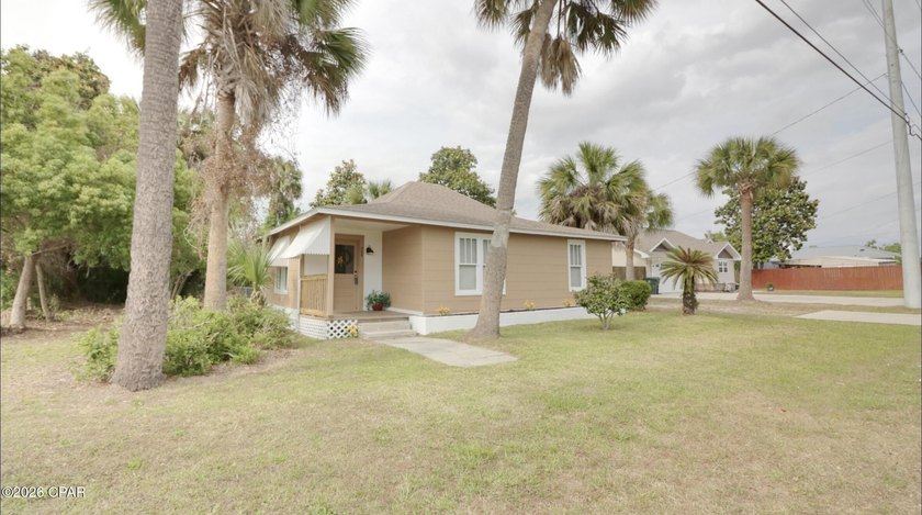 Experience the best of Lynn Haven living in this charming Home - Beach Home for sale in Lynn Haven, Florida on Beachhouse.com
