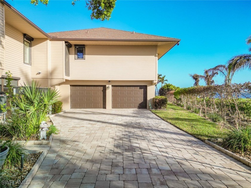 DISCOVER UNPARALLELED RIVERFRONT ESTATE living on this STUNNING - Beach Home for sale in Fort Myers, Florida on Beachhouse.com