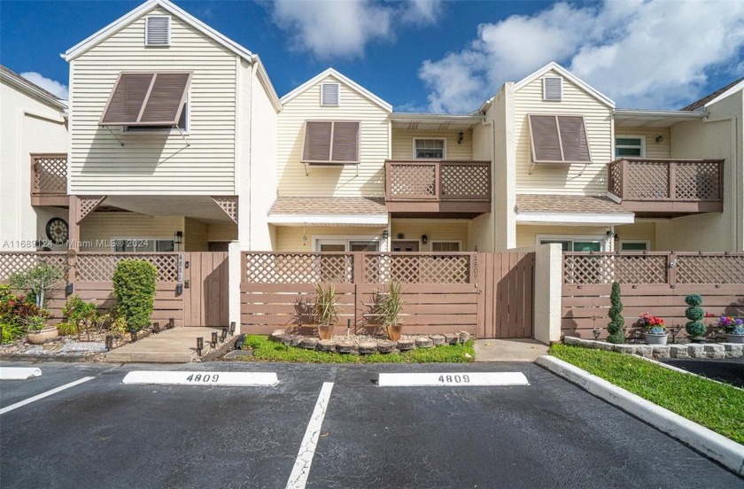 Wonderfully located home. This 2/2.5 townhome with waterview - Beach Townhome/Townhouse for sale in Margate, Florida on Beachhouse.com