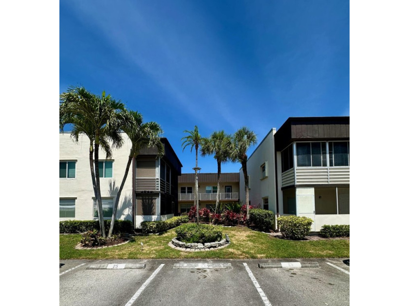 55+ Beautiful Updated First Floor Corner Condo in Kings Point - Beach Condo for sale in Delray Beach, Florida on Beachhouse.com