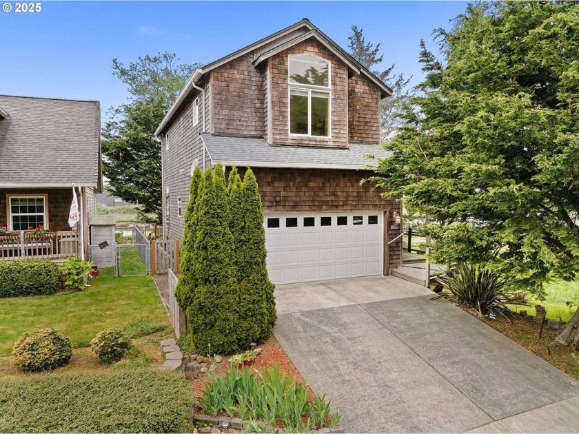 Charming Seaside retreat on Queen Street! Welcome to this - Beach Home for sale in Seaside, Oregon on Beachhouse.com