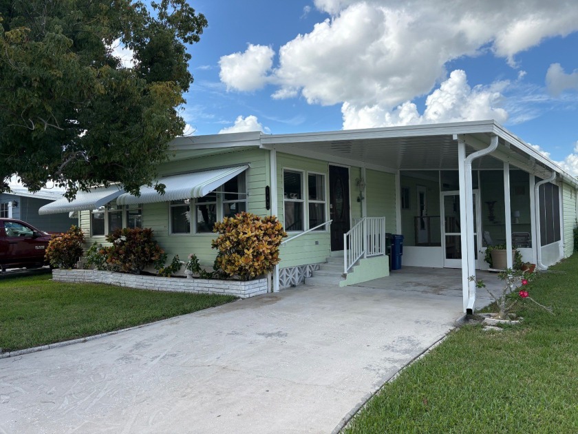 Welcome to Spanish Lakes Mobile Home Park, a vibrant 55+ - Beach Home for sale in Nokomis, Florida on Beachhouse.com