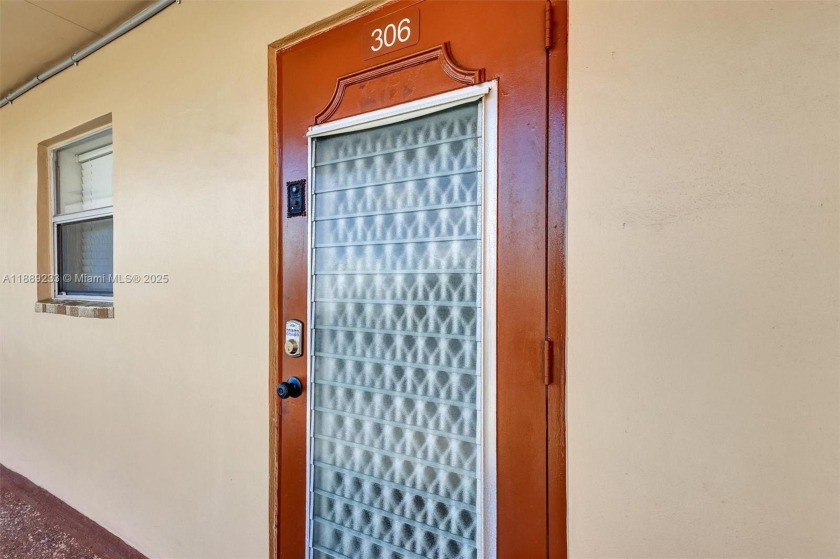 This lovely remodeled 1-bedroom, 1-bath condo is located on the - Beach Condo for sale in Sunrise, Florida on Beachhouse.com