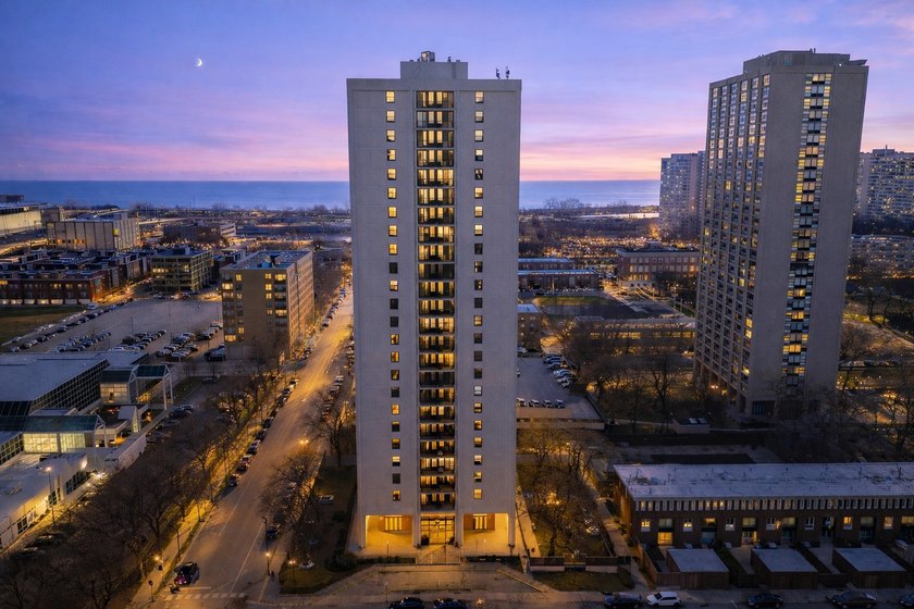 Welcome to this beautifully maintained 2-bedroom, 2-bathroom - Beach Condo for sale in Chicago, Illinois on Beachhouse.com