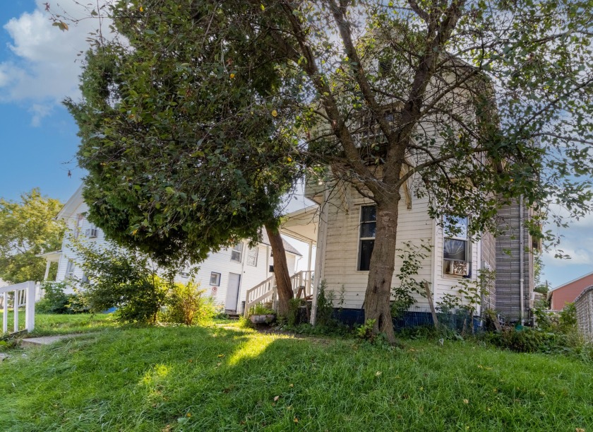 Adorable Victorian duplex located in Racine! This 3/3 duplex - Beach Home for sale in Racine, Wisconsin on Beachhouse.com