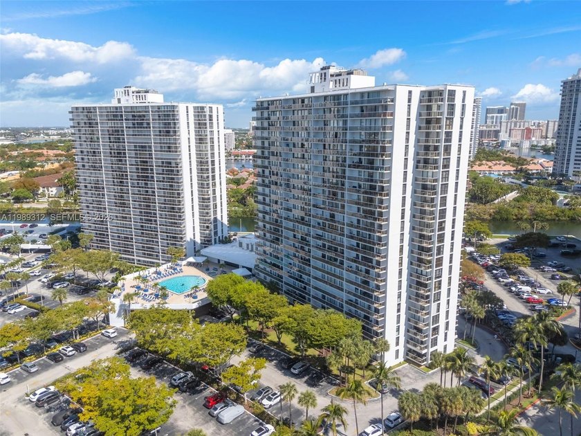 Stunning legal 3-bedroom, 3-bath residence offering 1,465 SF in - Beach Condo for sale in Aventura, Florida on Beachhouse.com