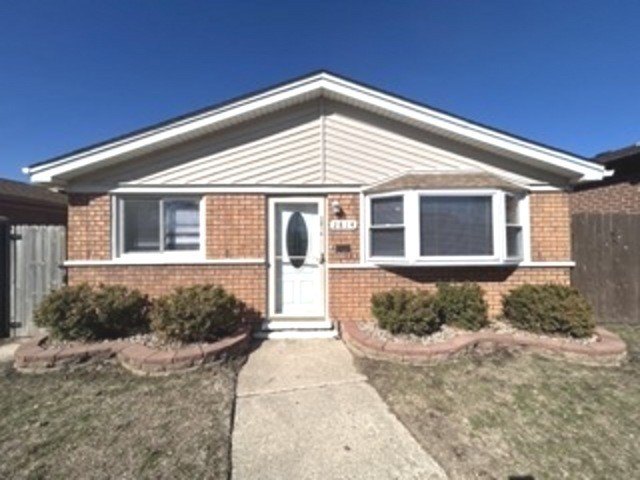 Welcome to this well-maintained and spacious home located on a - Beach Home for sale in Chicago, Illinois on Beachhouse.com