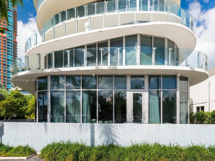 This Ultra Luxury Condominium offers a 2/2 with easy access in - Beach Condo for sale in Miami  Beach, Florida on Beachhouse.com