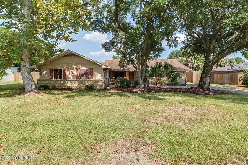 Large home in a PRIME location-- just over a mile to the beach - Beach Home for sale in Long Beach, Mississippi on Beachhouse.com