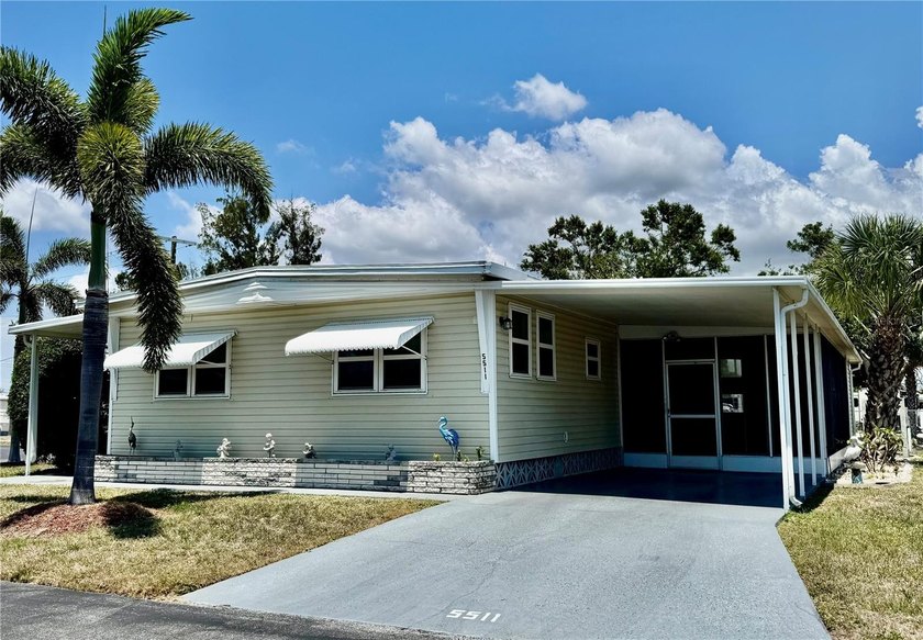Charming and well-maintained DOUBLE-WIDE in sought-after 55+ - Beach Home for sale in Bradenton, Florida on Beachhouse.com
