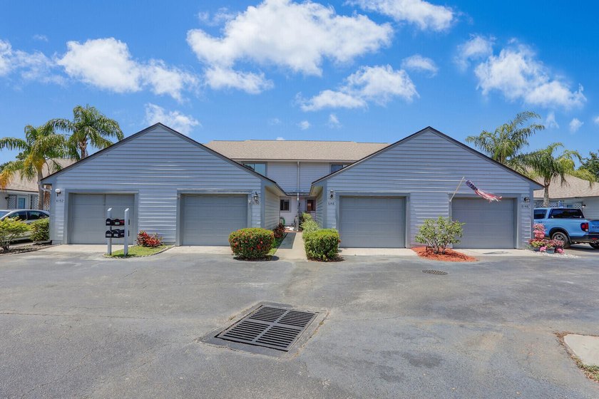 Enjoy peaceful golf course views from this be 2-bedroom, 2-bath - Beach Townhome/Townhouse for sale in Hobe Sound, Florida on Beachhouse.com