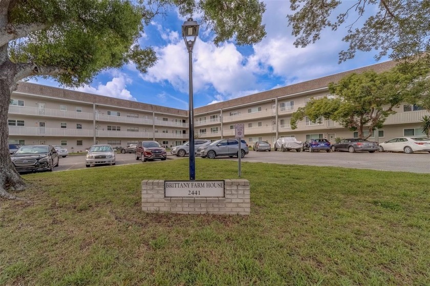 Light, bright and impeccably updated! This 3rd floor corner unit - Beach Condo for sale in Clearwater, Florida on Beachhouse.com