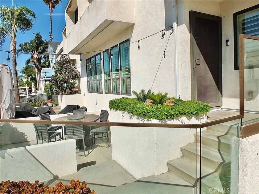 36 Corona Avenue...   a stunning and sophisticated 2 bedroom, 2 - Beach Condo for sale in Long Beach, California on Beachhouse.com