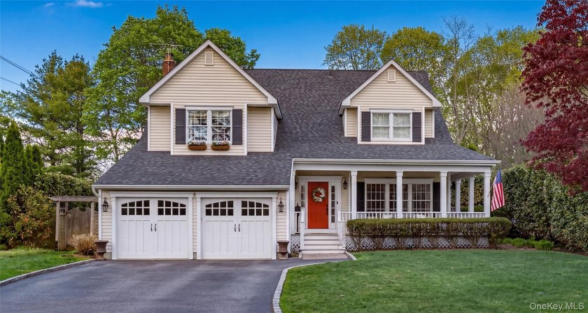 Move right into this spectacular 4 BR, 2.5 BA colonial in the - Beach Home for sale in Saint James, New York on Beachhouse.com