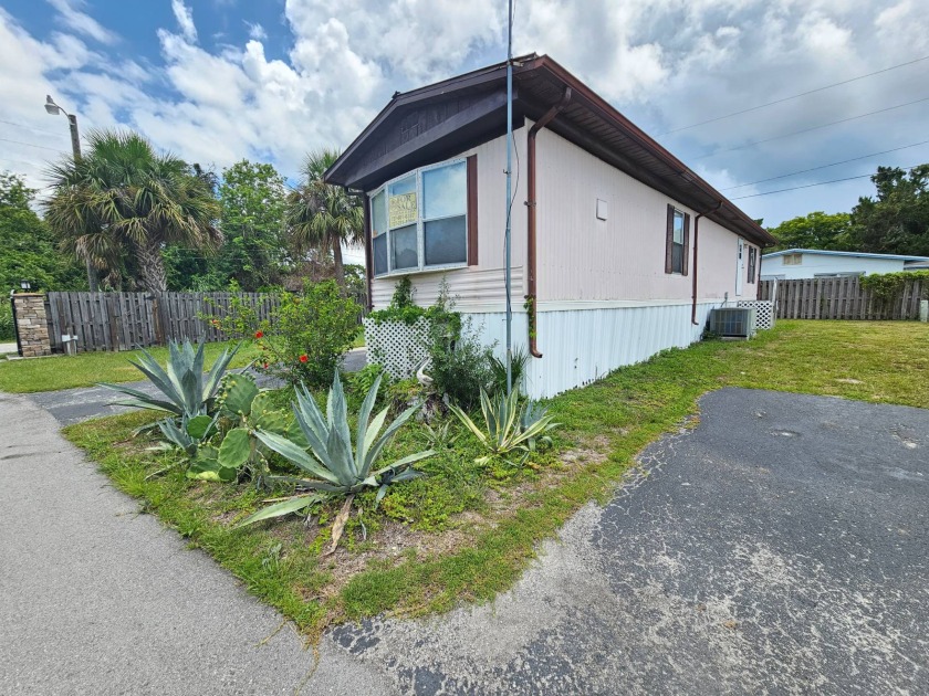 Gorgeous front deck, on this large single wide, built in 1981 - Beach Home for sale in Hudson, Florida on Beachhouse.com