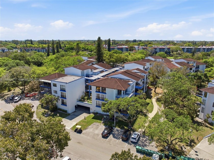 Spacious 3BR/2BA condo in The Falls of Inverrary with an - Beach Condo for sale in Lauderhill, Florida on Beachhouse.com