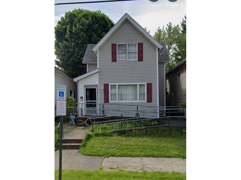 Single family home waiting for your - Beach Home for sale in Erie, Pennsylvania on Beachhouse.com