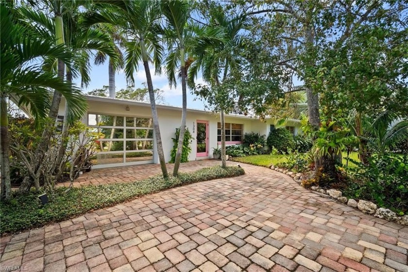 RARE find in a PRIME Naples location!! This stunning home - Beach Home for sale in Naples, Florida on Beachhouse.com