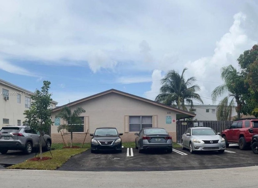 - Great opportunity in the heart of Pompano Beach, conveniently - Beach Townhome/Townhouse for sale in Pompano Beach, Florida on Beachhouse.com