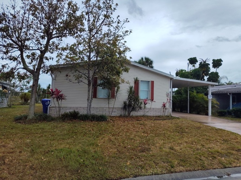 SPACIOUS LAKESIDE HOME WITH STUNNING VIEWS! 2 bed 2 bath 1,248 - Beach Home for sale in Vero Beach, Florida on Beachhouse.com