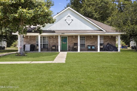 This charming 3-bedroom, 2-bathroom home is a perfect starter - Beach Home for sale in Gautier, Mississippi on Beachhouse.com