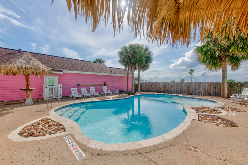 Sun Kissed Cottage- BEACH! Pet friendly, POOL, & Private Fenced - Beach Vacation Rentals in corpus christi, Texas on Beachhouse.com