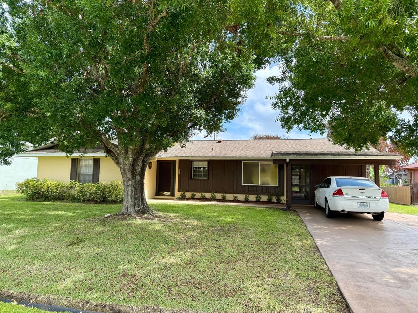 Estate sale with great potential! Located in an area of - Beach Home for sale in Port Saint Lucie, Florida on Beachhouse.com