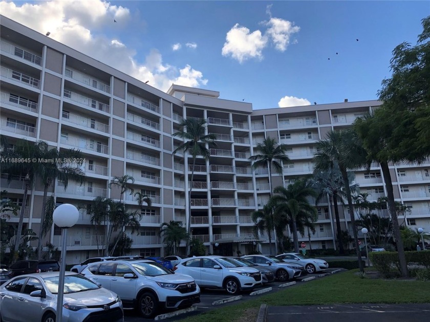 ASSESSMENT PAID AT CLOSING BY SELLER! LIGHT AND BRIGHT UPDATED - Beach Condo for sale in Pompano Beach, Florida on Beachhouse.com