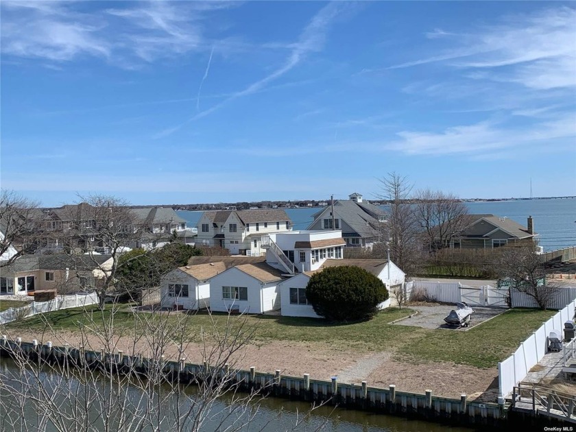 Double lot 150 X 150, possible conforming sub-division, newer - Beach Home for sale in East Quogue, New York on Beachhouse.com